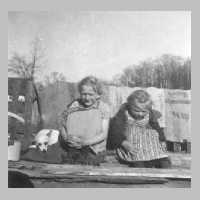 082-0018 Erika und Elfriede Stoermer im Hof ihrer Eltern.jpg